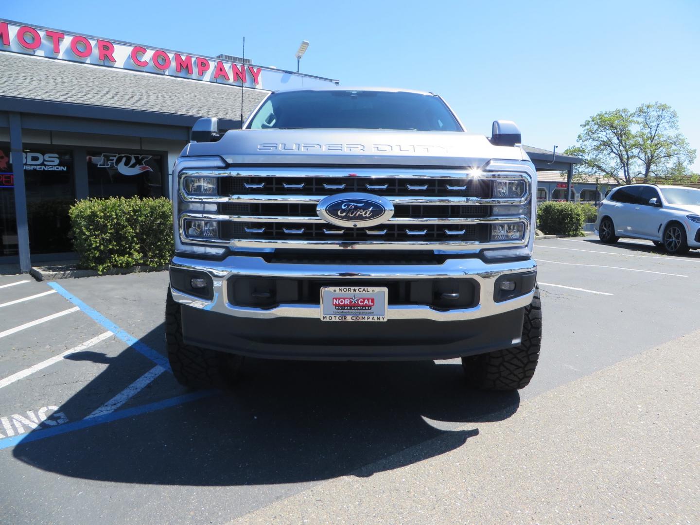 2023 SILVER /BLACK Ford F-350 SD Lariat Crew Cab 4WD (1FT8W3BT2PE) with an 6.7L V8 DIESEL engine, 10 speed automatic transmission, located at 2630 Grass Valley Highway, Auburn, CA, 95603, (530) 508-5100, 38.937893, -121.095482 - Features a BDS 5" radius arm suspension system, Fox Shocks, 37" Nitto Ridge Grappler tires, 20" Fuel Clash wheels, and Camper tie downs. - Photo#1